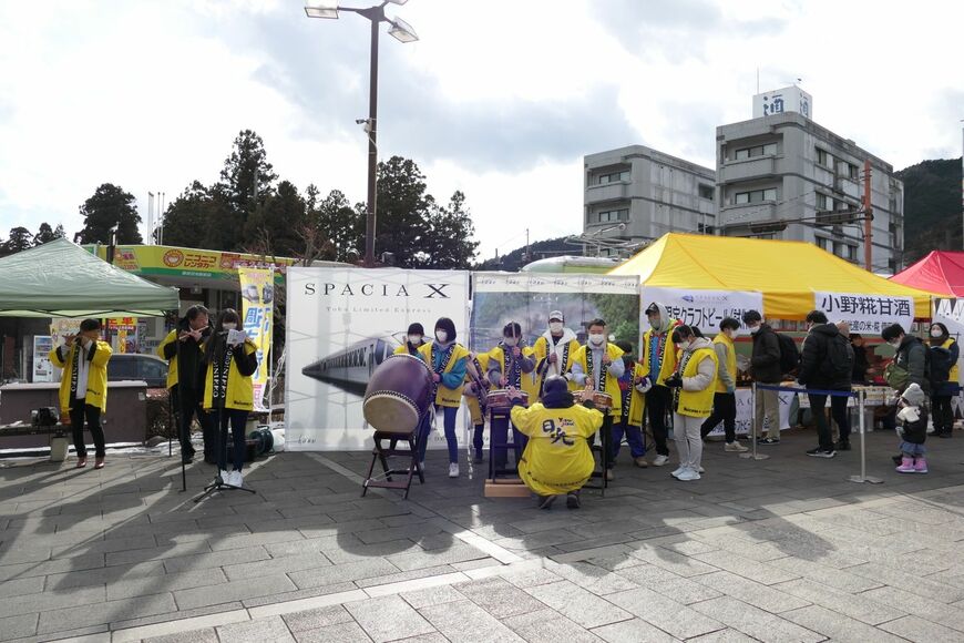 お囃子の演奏や……（記者撮影）
