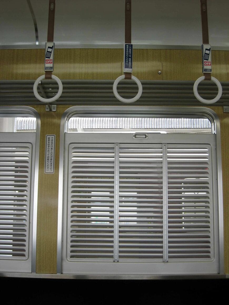 車内から見た「鎧戸」（撮影：南正時）