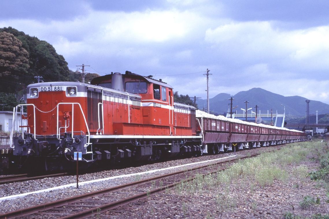 美祢線の石灰石列車牽引に活躍したDD51