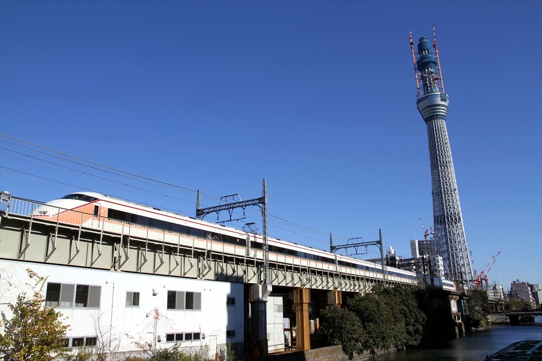 高さ500mを超えた東京スカイツリーをバックに走るスペーシア（撮影：南正時）