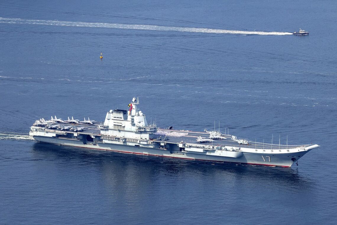 空母「山東」。同空母は2019年に就役した。7月3日撮影（写真：ブルームバーグ）