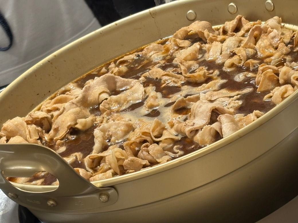 食欲を刺激する香りが行き交う人の足を止める、豚肉の大鍋（写真提供：アークランドサービスホールディングス（株）） 