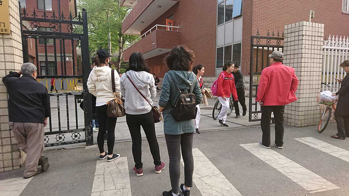 下校時に子どもを迎えに来ている保護者たち。写真は上海市内の中学校（写真：中島恵氏提供）