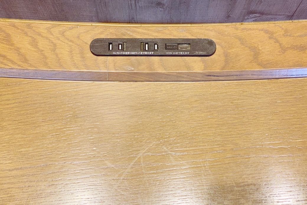 USBもついたコンセント。カウンターテーブルは奥行きもあり、ノートパソコンを開くことを想定してあります（筆者撮影）