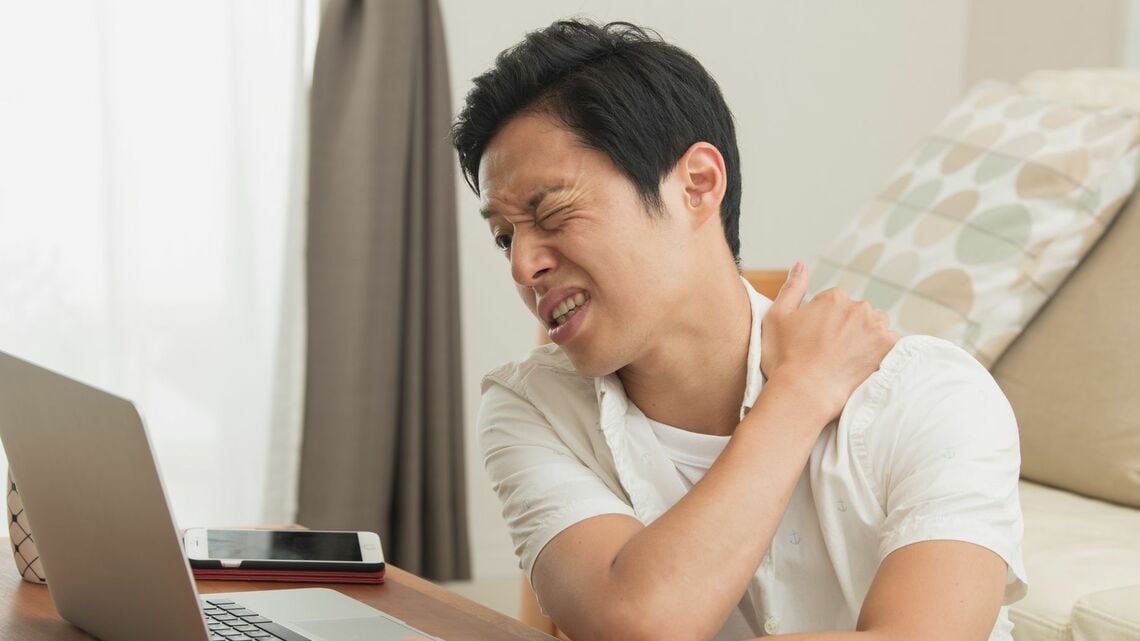 四十肩かと思いきや医師から「危篤宣告」。その原因は――（写真：プラナ／PIXTA）