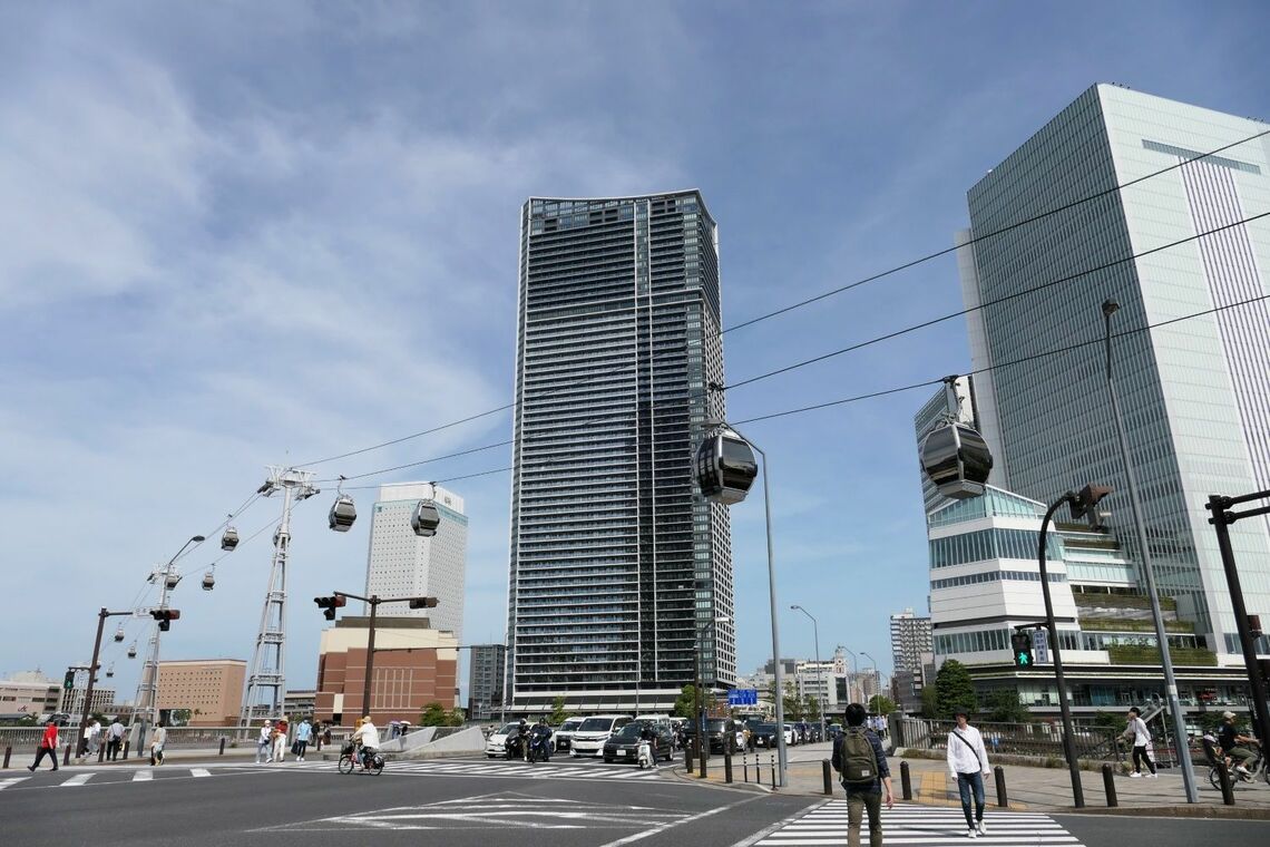 大通りの北仲橋を越える。右端が横浜市役所新庁舎（記者撮影）