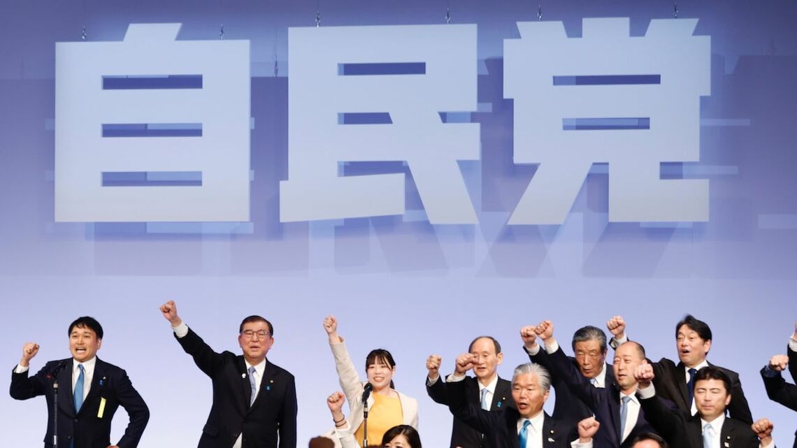 商品券問題も直撃し、内閣支持率は低下（写真：Bloomberg）