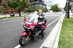 筆者が跨がった様子。足付き性も悪くない