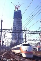 建設中の東京スカイツリーをバックに走るスペーシア