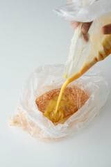 卵を注ぎ入れる