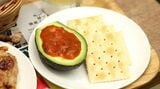 アボカド1/2個にサルサ、クラッカーまで添えたアボカドサルサは、見た目以上に食べ応えがある（撮影：尾形文繁）