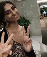 マレーシアのラウンジにいた絶世の美女。快く写真撮影に応じてくれました（筆者撮影）