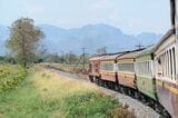 列車はミャンマーとの国境付近の山々を遠望しながら走る（筆者撮影）