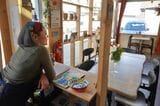閉店後、店内を見つめる有里さん(筆者撮影)
