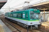 軌道線ながら鉄道線並みの床高さ（1050mm）となっている京阪石山坂本線の車両（筆者撮影）
