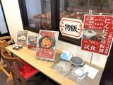 ほかにも、物販コーナーではにんにく豆板醤（700円）の試食なども。さらに、赤山椒（900円）、葉ニンニク辣油（1000円）なども販売している（筆者撮影）