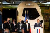 9月22日にパリ・リヨン駅で開いた40周年記念式典で、新型車両「TGV M」を前にあいさつするマクロン大統領（写真：AFP＝時事）