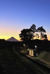 草刈りの翌日、新しい朝を迎えた松ケ浦駅（写真：長根広和）