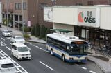 阪急系のスーパーマーケットの前にあるバス停に阪神バスが停車。ちょっと違和感のある光景だ（筆者撮影）