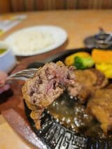 ややレアさの残るハンバーグ（筆者撮影） 