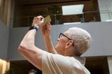 親指の爪ほどのサイズに無数の穴が空いた京セラのセラミック基板技術。正面から見ただけではわからないが光に透かすと精密な基板が姿を表す。クックCEOもその精密さに驚かされた様子だった（写真：アップル）