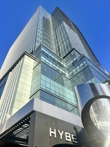 ソウルにあるHYBE本社。お家騒動によって、株価が大幅に下落したものの、時価総額は8兆3900億ウォン（約9600億円）」に上る（写真：編集部撮影）