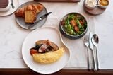 キルン＆トニックブレックファーストのメインディッシュ。オムレツとベーコン、ソーセージ、茸とほうれん草のソテーとサラダ（筆者撮影）