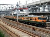 かつての80系電車を模した湘南色となった185系（撮影：南正時）