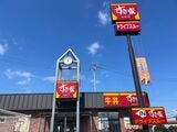 すき家の店舗外観。ドライブスルーを配置し、郊外の自動車需要にも対応する店舗が多い（筆者撮影） 