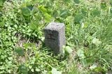 （新線）旭町駅は現在の浜田市旭町の旭中学校付近に設けられる予定だった。中学校南側の交差点近くに国鉄や鉄道公団が使用していた「工」の字の土地境界標が残る（筆者撮影）