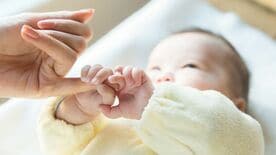 63％の専門職が実感《赤ちゃんに発達上の変化》､｢浅い眠り｣｢排便困難｣｢横抱きを嫌がる…