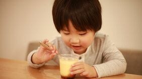父から｢俺の子ではない｣､出生届は3カ月以上出されず…群ようこが"本当の両親"を探した少女時代