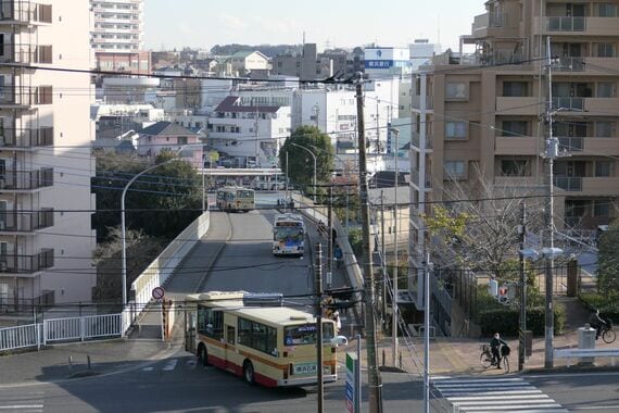 鶴ヶ峰駅付近 バスターミナルと帷子川