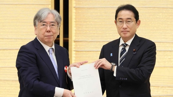 岸田文雄首相（右）は政府税調の中里実会長（左）から答申を受け取った