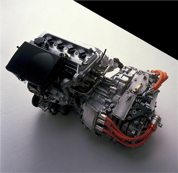 初代プリウスのハイブリッドシステム。従来のガソリンエンジン車に比べて2倍となる、28km/L（10.15モード）という燃費を実現