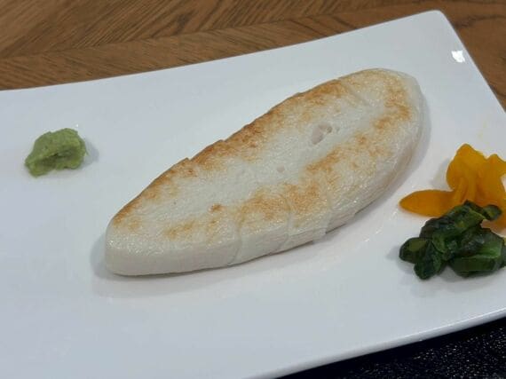 ⑤出来たて、焼き立ての笹かまはここだけの体験（写真：筆者撮影）