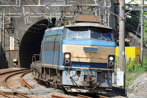 国鉄最強の電気機関車｢EF66｣今どこで見られる？ カットボディも含め