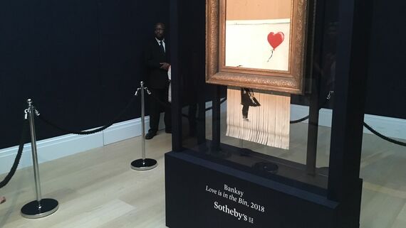 バンクシー｢切り刻まれた絵画｣の新しい価値 作品名は｢風船と少女｣から