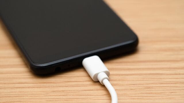 外出先のスマホ充電で｢個人情報が抜き取られる｣