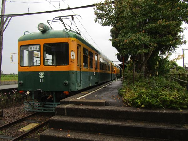 「かぼちゃ電車保存会」が静態保存するモハ10（11号）
