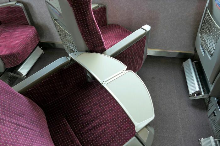 シートを回転するときは2席同時に動く