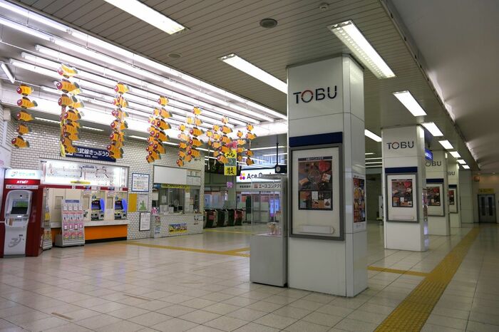 右側に百貨店の入り口がある