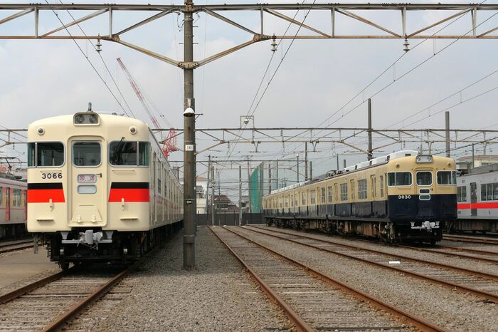 現在の3066号編成（左）と復刻ツートンカラーの