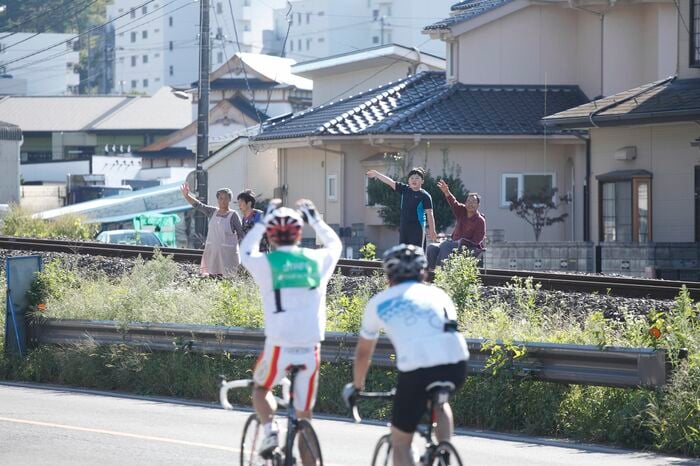 いたる場所で「頑張って！」。辛い坂道でも、みんな笑顔に。