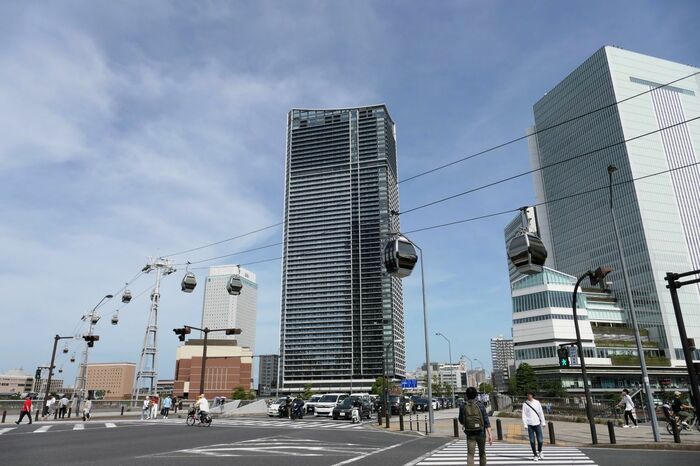 大通りの北仲橋を越える。右端が