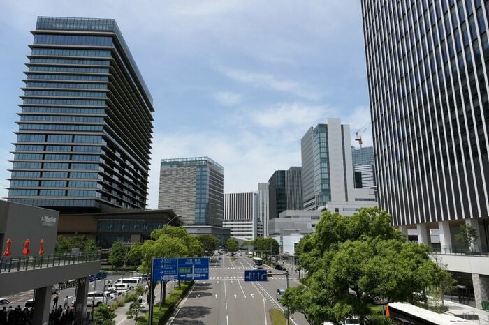 新高島駅・横浜駅方面。新しいビルが建ち並ぶ