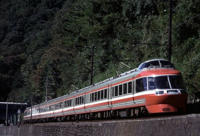 箱根湯本駅を出発したLSE「はこね」