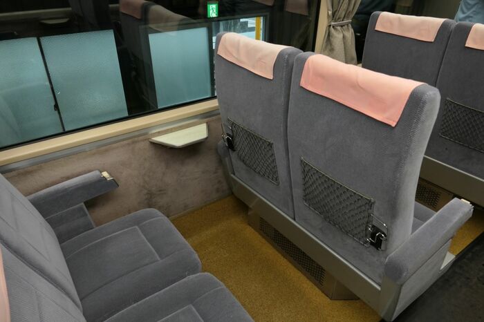 窓側だけに小さなテーブル。座席背面には