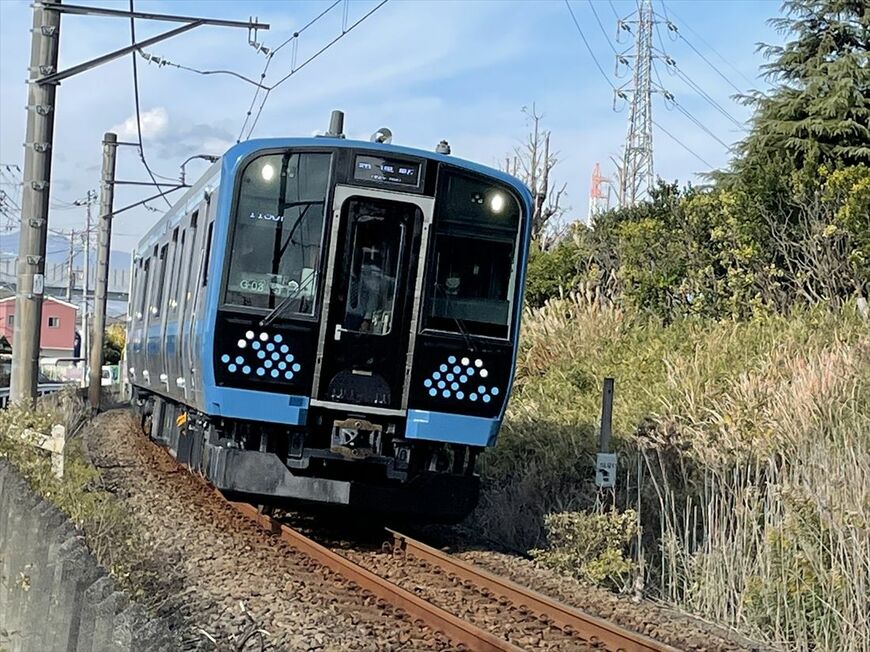 2021年9月に開業100周年を迎え、11月には新型車・E131系が投入されたJR相模線。単線ゆえに輸送パイプが細いのがネックだ（筆者撮影）