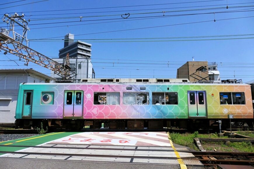カラフルな外観の「かなた」。2両編成の加太方の車両（記者撮影）